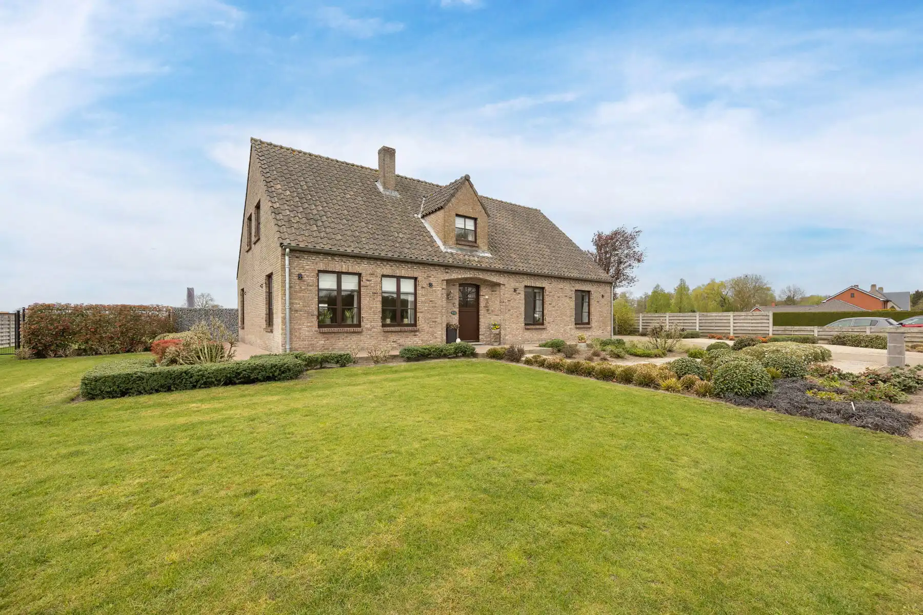 Rustig gelegen gezinswoning met 5 slaapkamers op een perceel van 1.782m². foto 2