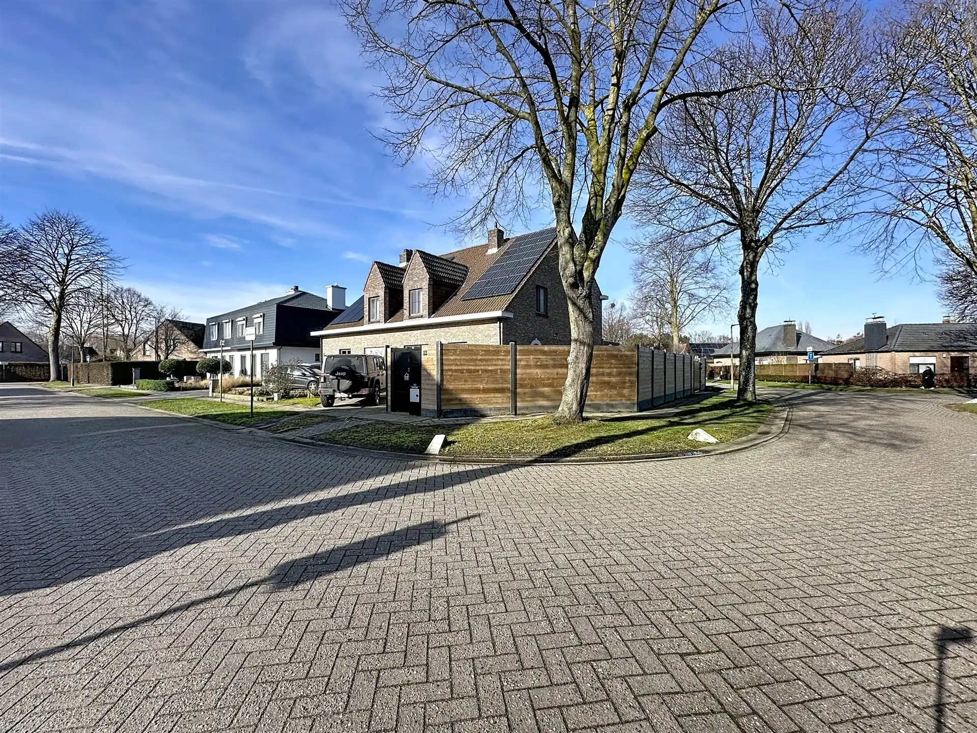 Recente half-open bebouwing met 4 slaapkamers gelegen in zeer aantrekkelijke wijk foto {{pictureIndex}}