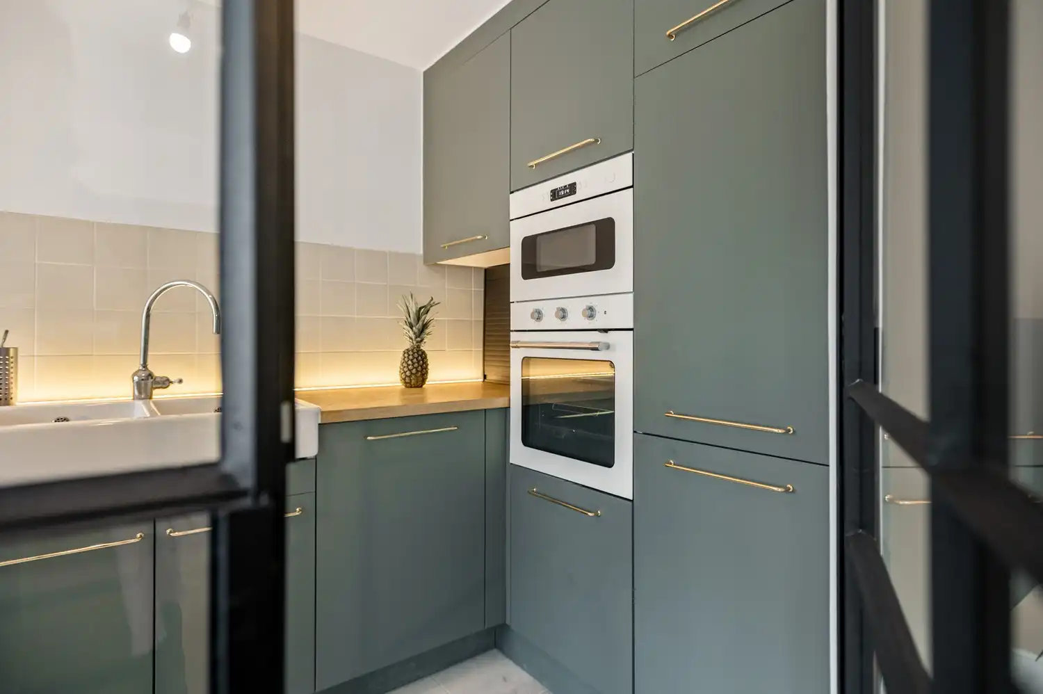 Gerenoveerd appartement met 2 slaapkamers en staanplaatsen te Antwerpen! foto 3