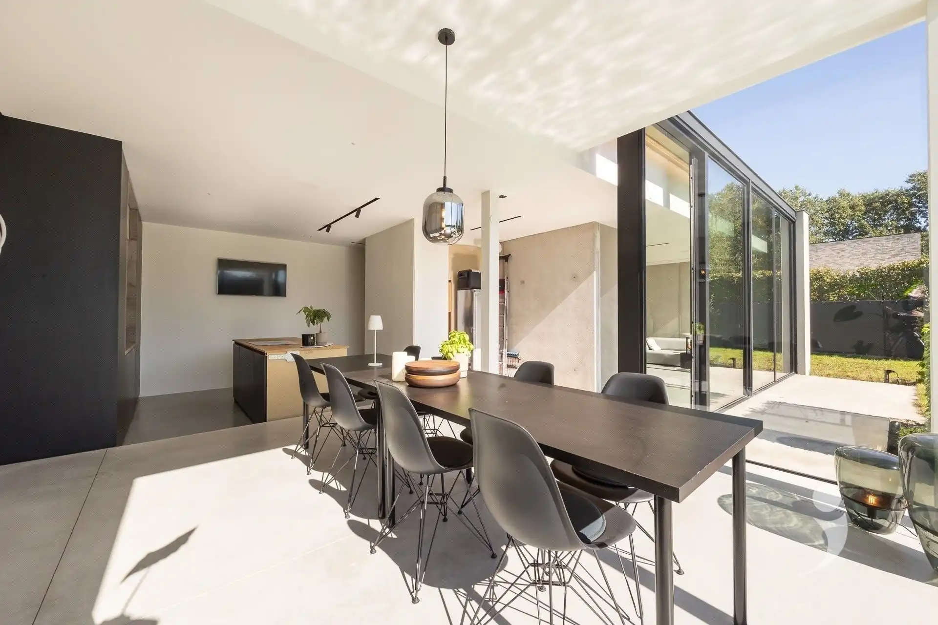 High-end architectenwoning met zwembad en prachtig zicht op de achterliggende weides foto 12