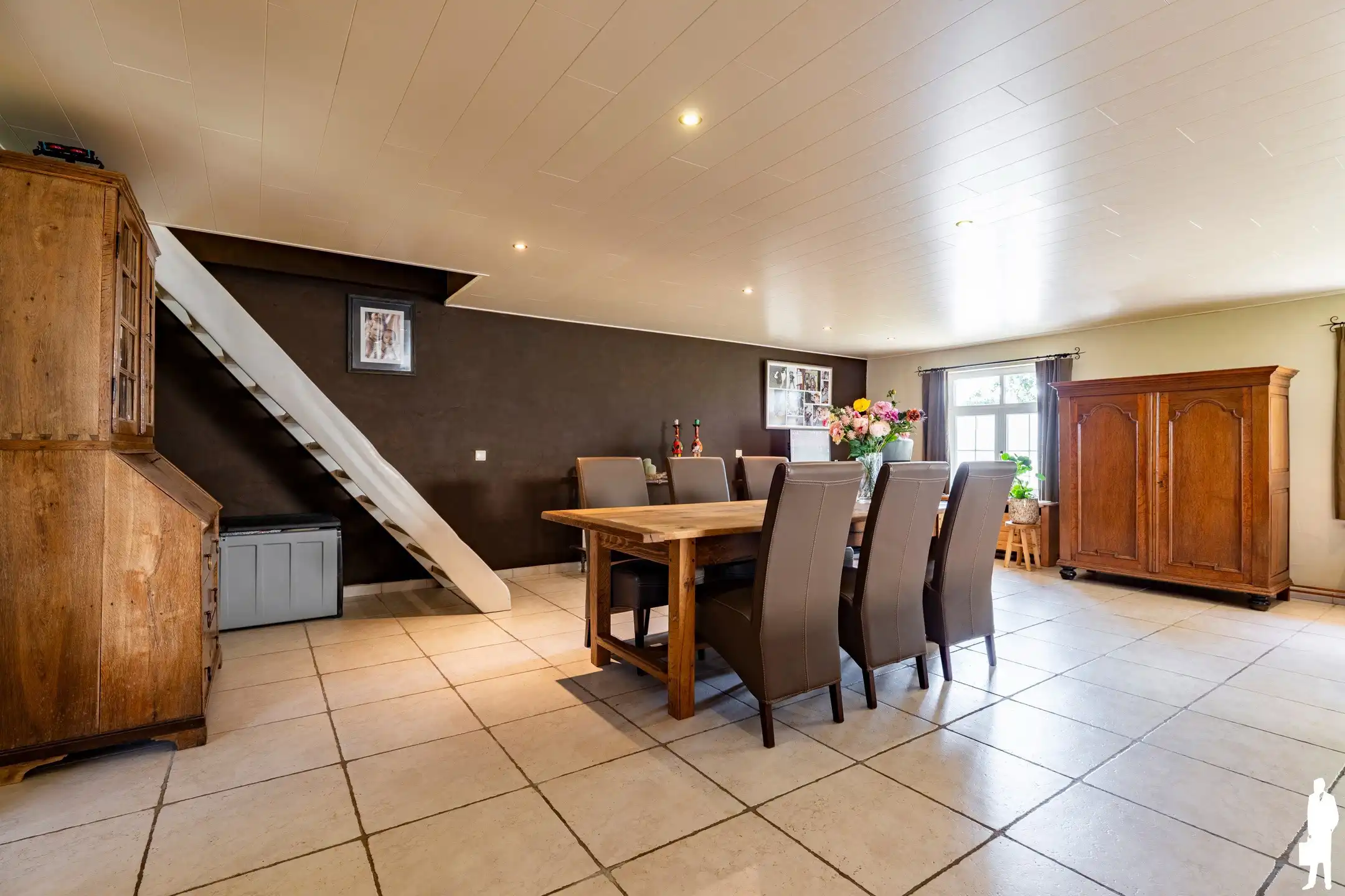 Vrijstaande villa met 4 slpk. gelegen op de dijk van kanaal  foto 10