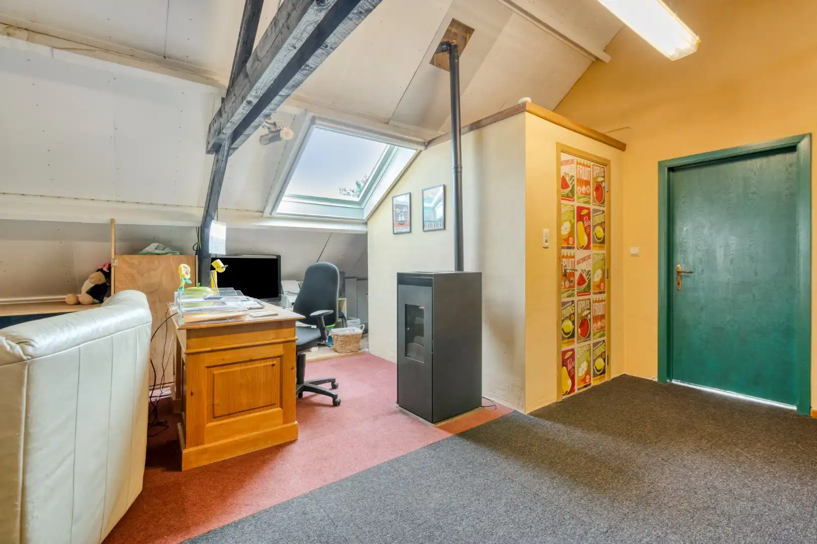 Ruime woning met 5 slpks gelegen op een rustige locatie met een vlotte verbinding naar de omliggende gemeenten !  foto 18