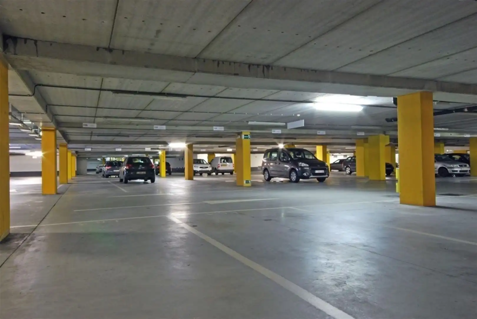 TWIN SQUARES - 984m² instapklaar foto 4