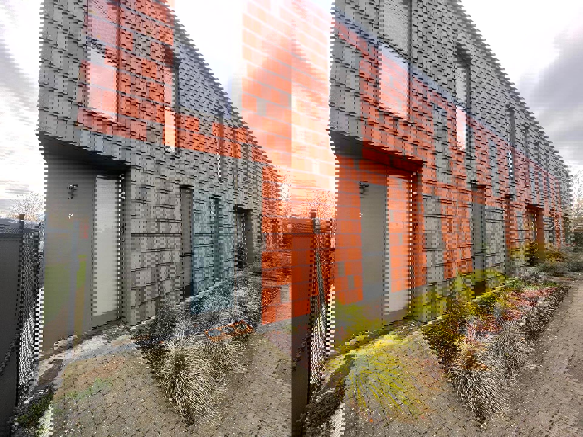 Moderne gezinswoning op uitstekende locatie  foto {{pictureIndex}}