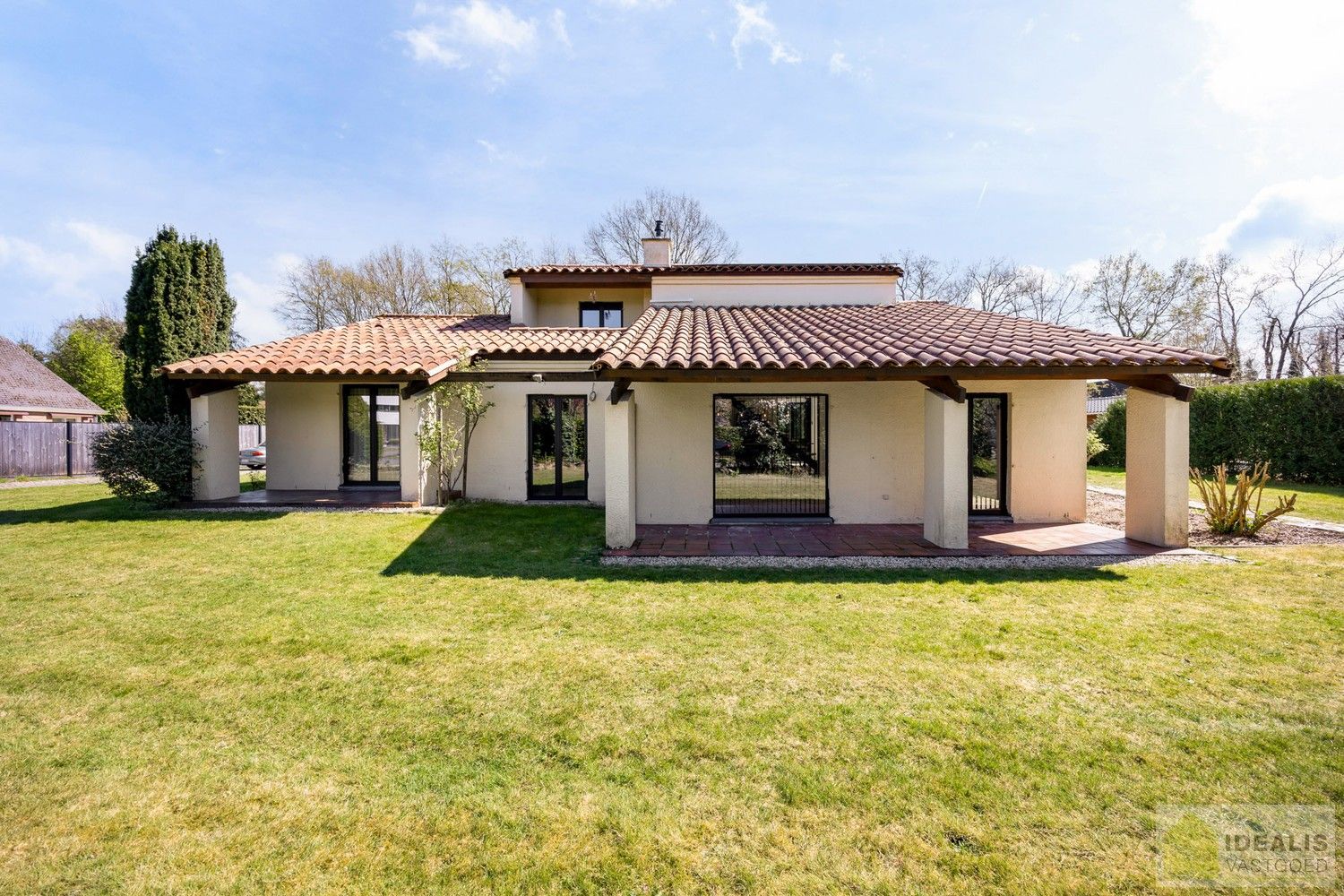 SCHITTERENDE VILLA OMRINGD DOOR PRACHTIGE TUIN MET EEN ZUIDERSE TOETS! foto {{pictureIndex}}