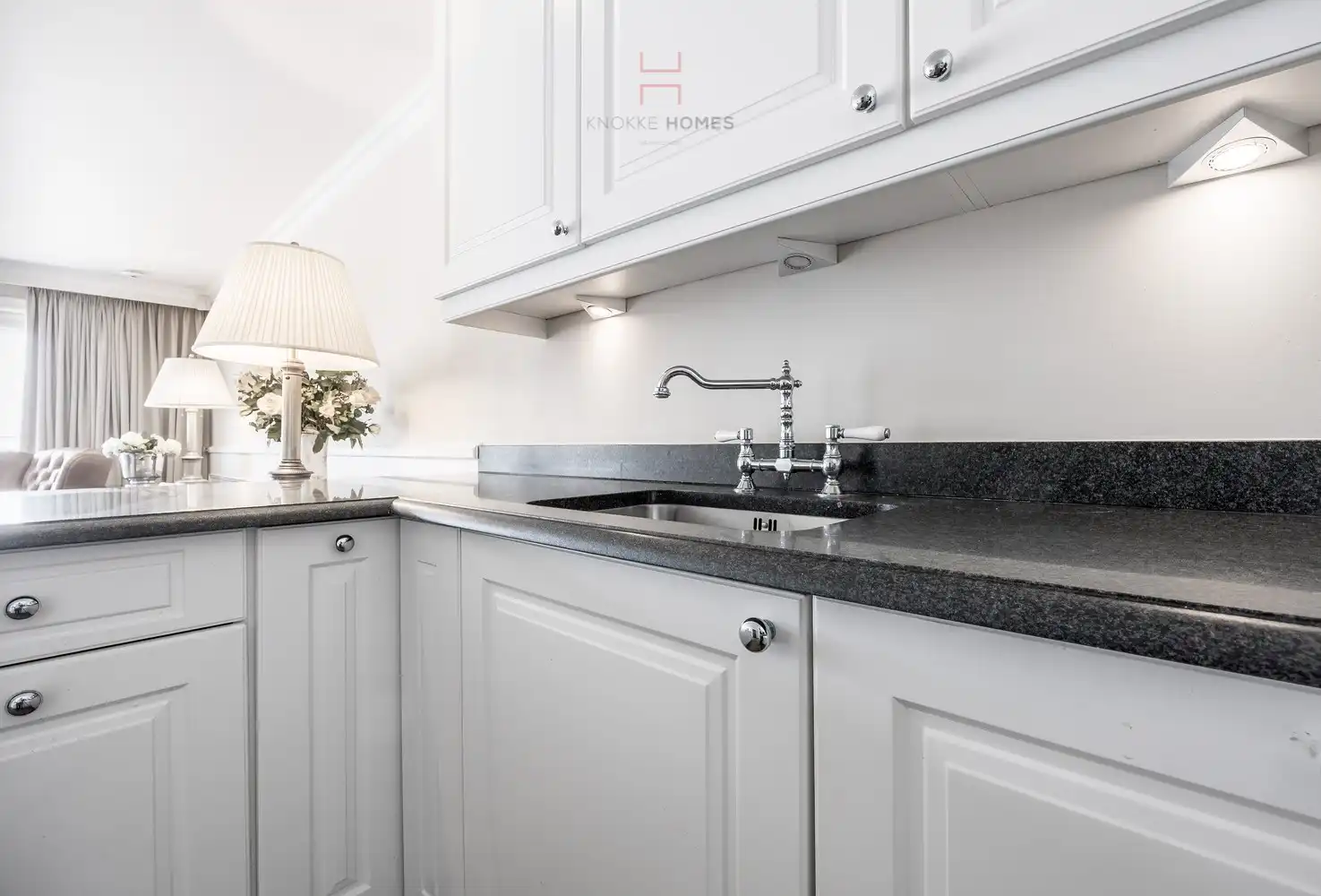 Gemeubeld appartement met frontaal zicht over het Van Bunnenplein en de zee. foto 7