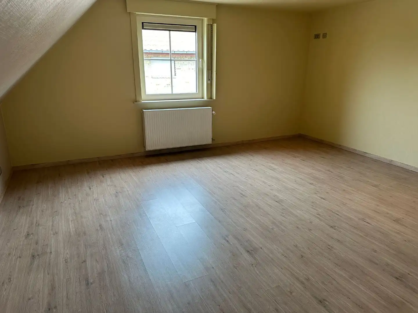 Alleenstaande woning met 3 slaapkamers, 3 garages en veel parkeermogelijkheid! foto 9