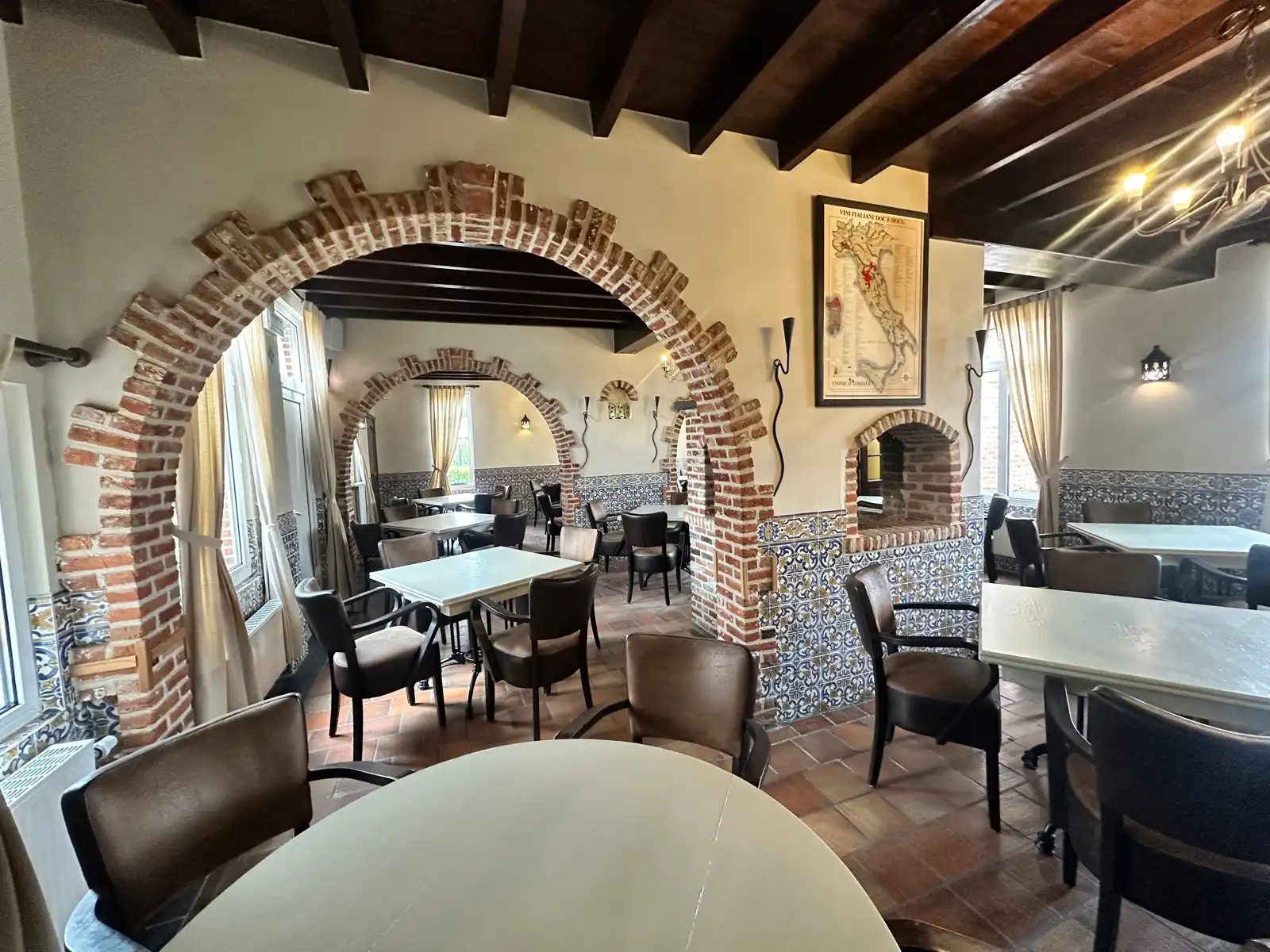 Veelzijdig horecapand met terras en privéparking foto 5