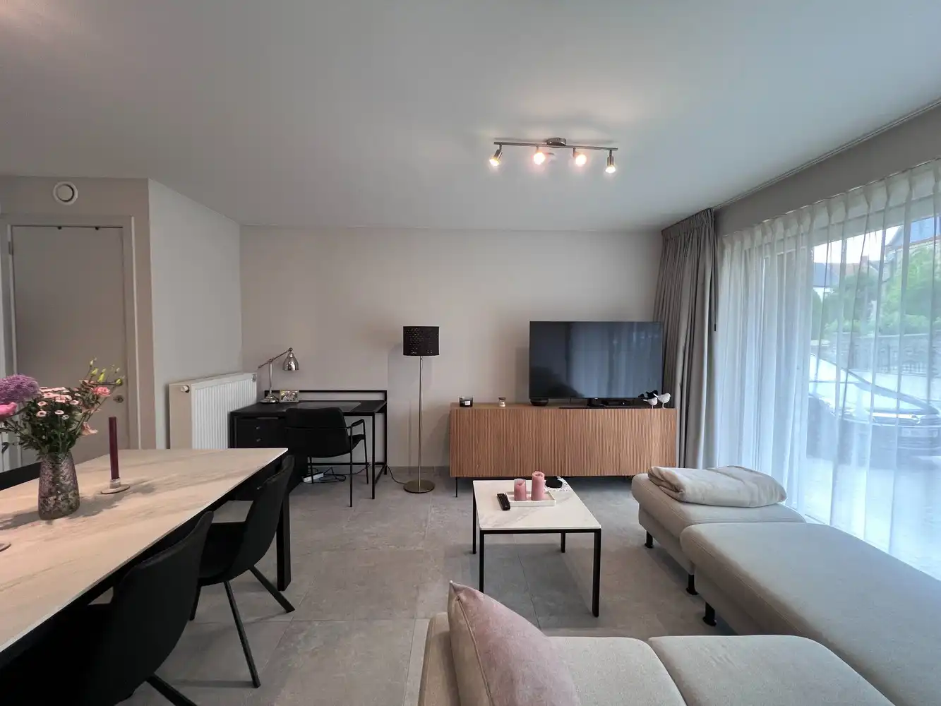 Modern gelijkvloers appartement op het dorpsplein in Koolskamp. foto 2