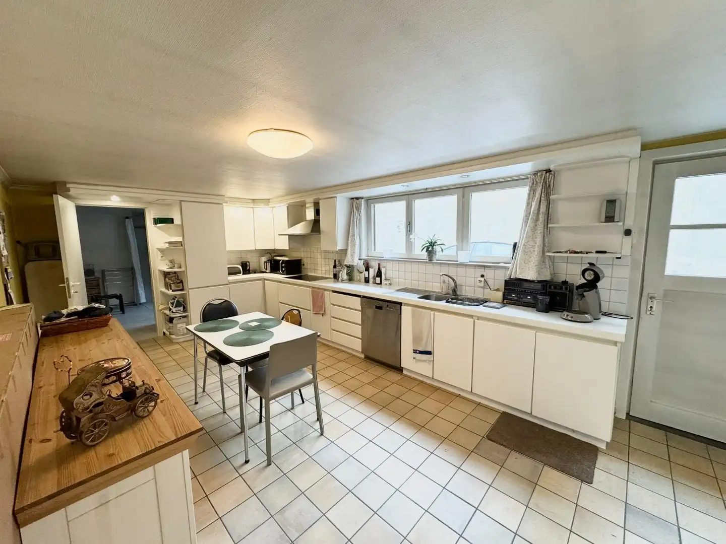 Ruime woning met 4 slaapkamers en grote tuin in centrum Oordegem foto 4