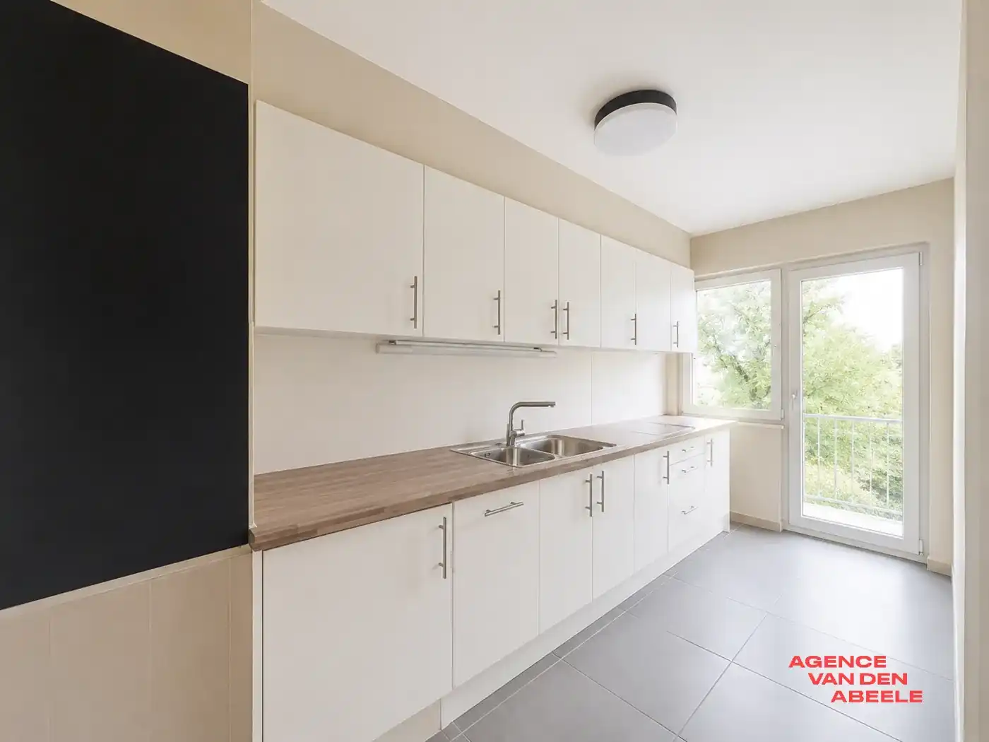 Uitzonderlijk breed appartement met 2 slaapkamers en terras foto 3