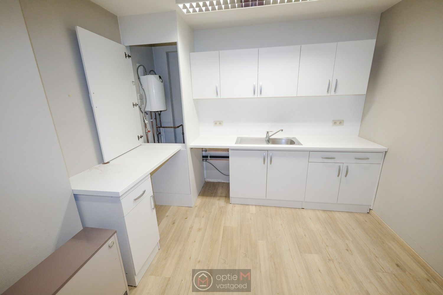 RUIM KANTOORGEBOUW OP TOPLIGGING IN BILZEN foto 33