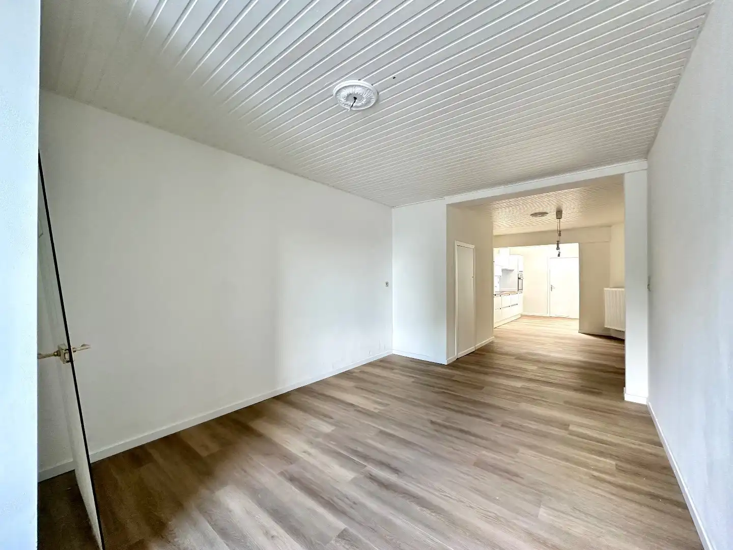 Volledig gerenoveerde woning met 2 slaapkamers en zonnige koer op gunstige ligging in Tongeren foto 2