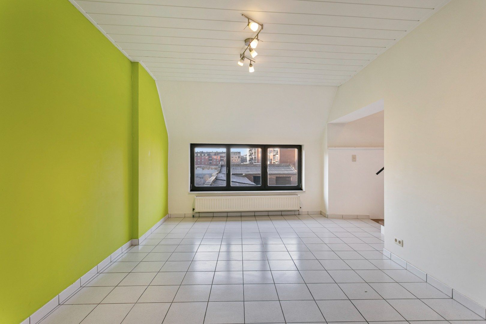 Ruim en zonnig appartement met terras + privé staanplaats foto 6