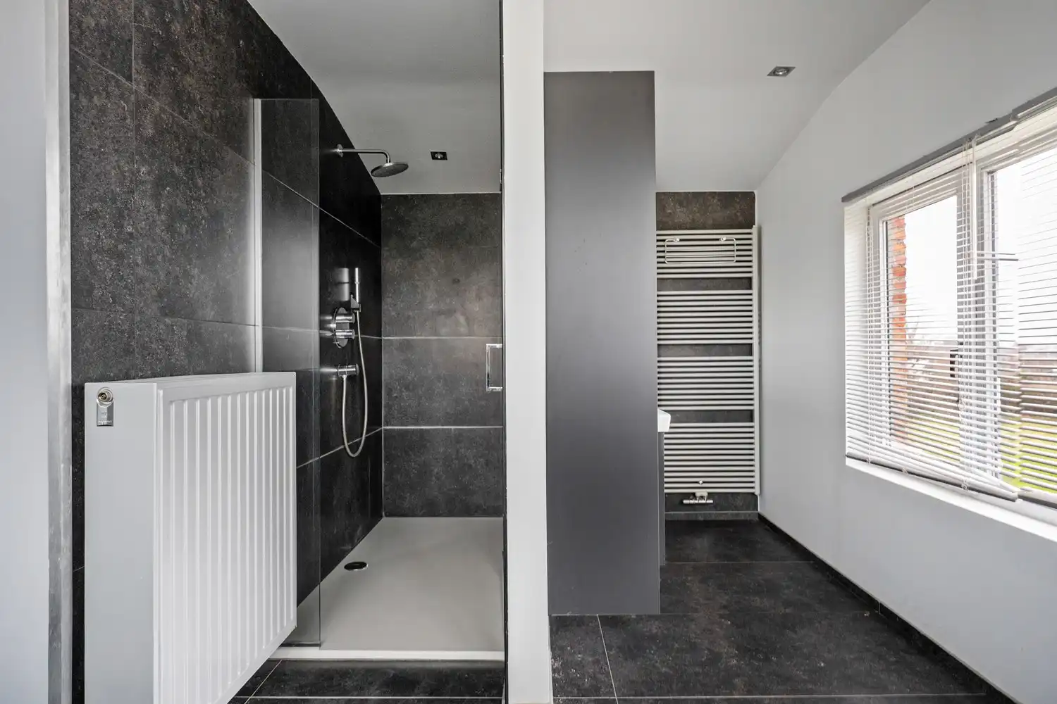 Zonevreemde woning met magazijn te Putte foto 19