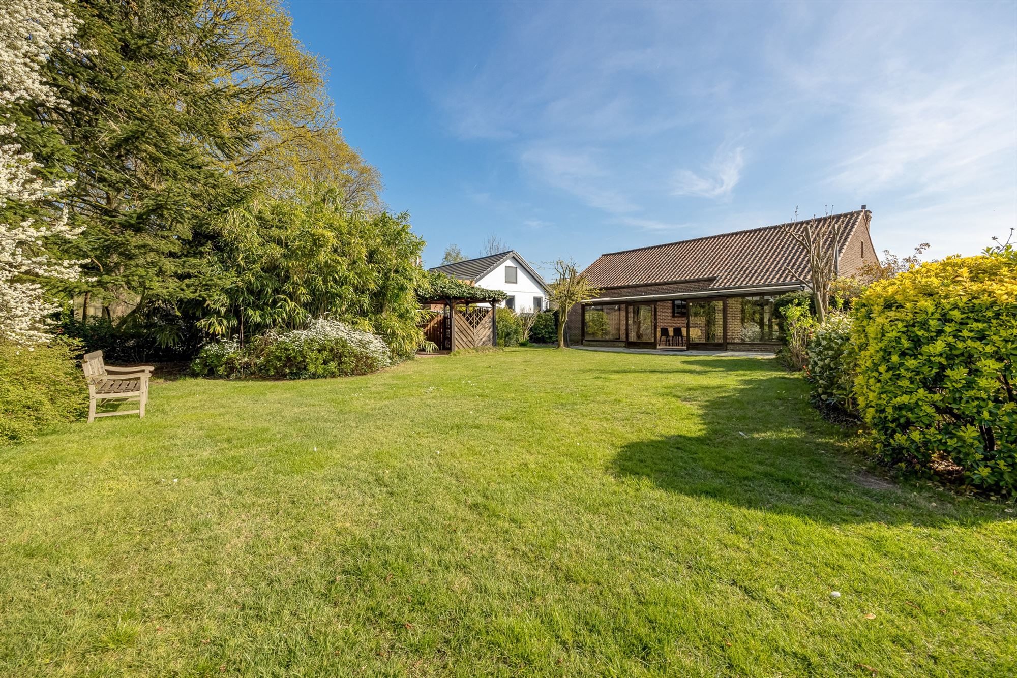 Open bebouwing met drie slaapkamers en grote tuin foto 20