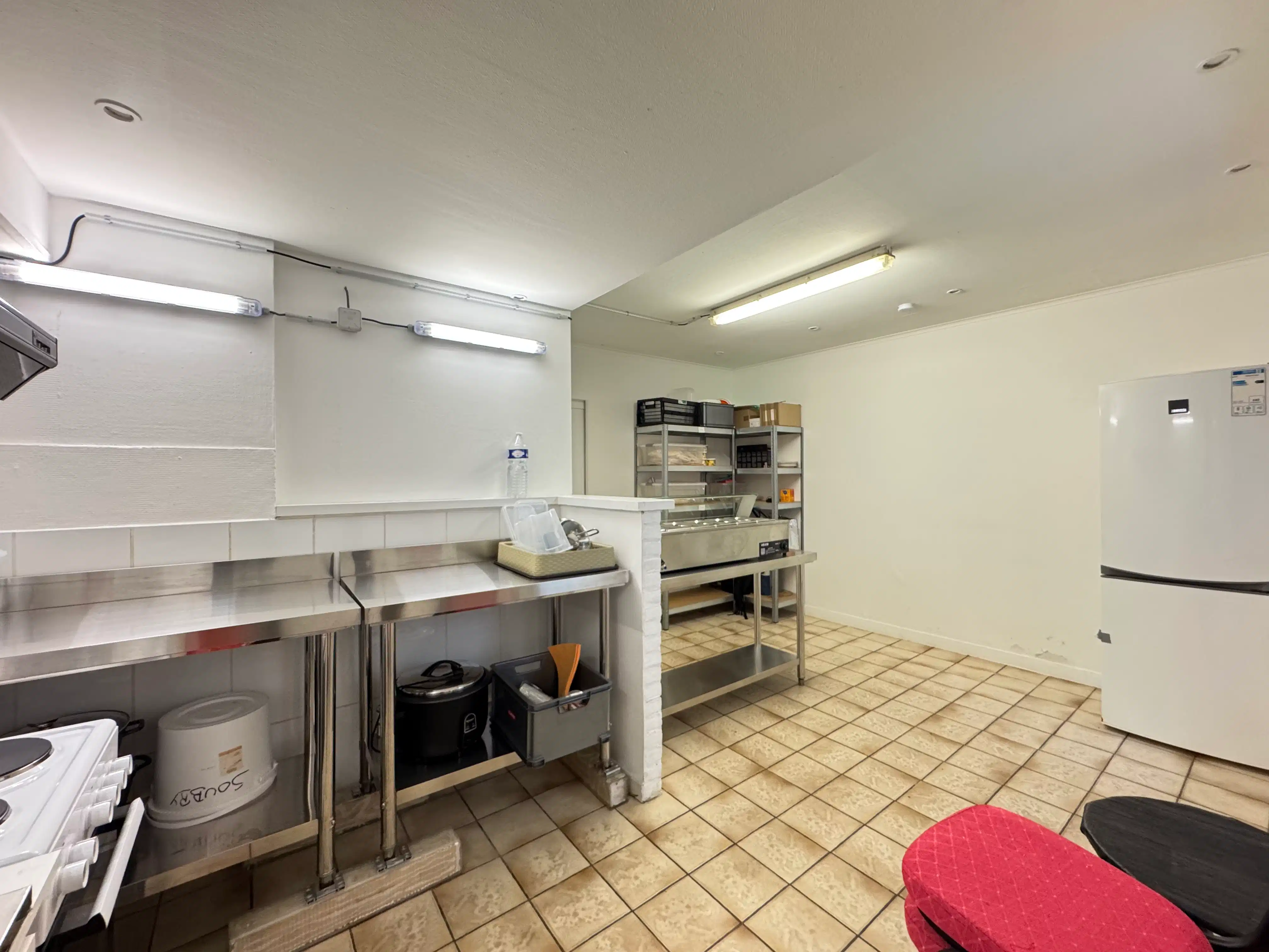 Handelsgelijkvloers 60m² aan drukke invalsweg Oostende foto 7