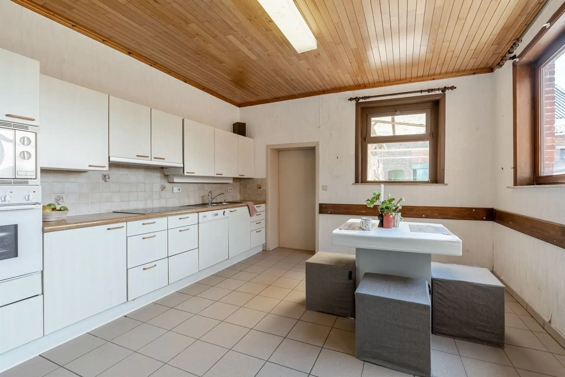 Te renoveren vierkantshoeve met weilanden foto 15