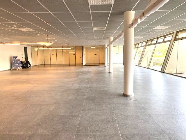 Stijlvolle kantoorruimte 300+m² met 16 autostaanplaatsen ideale ligging langs E313. foto 10