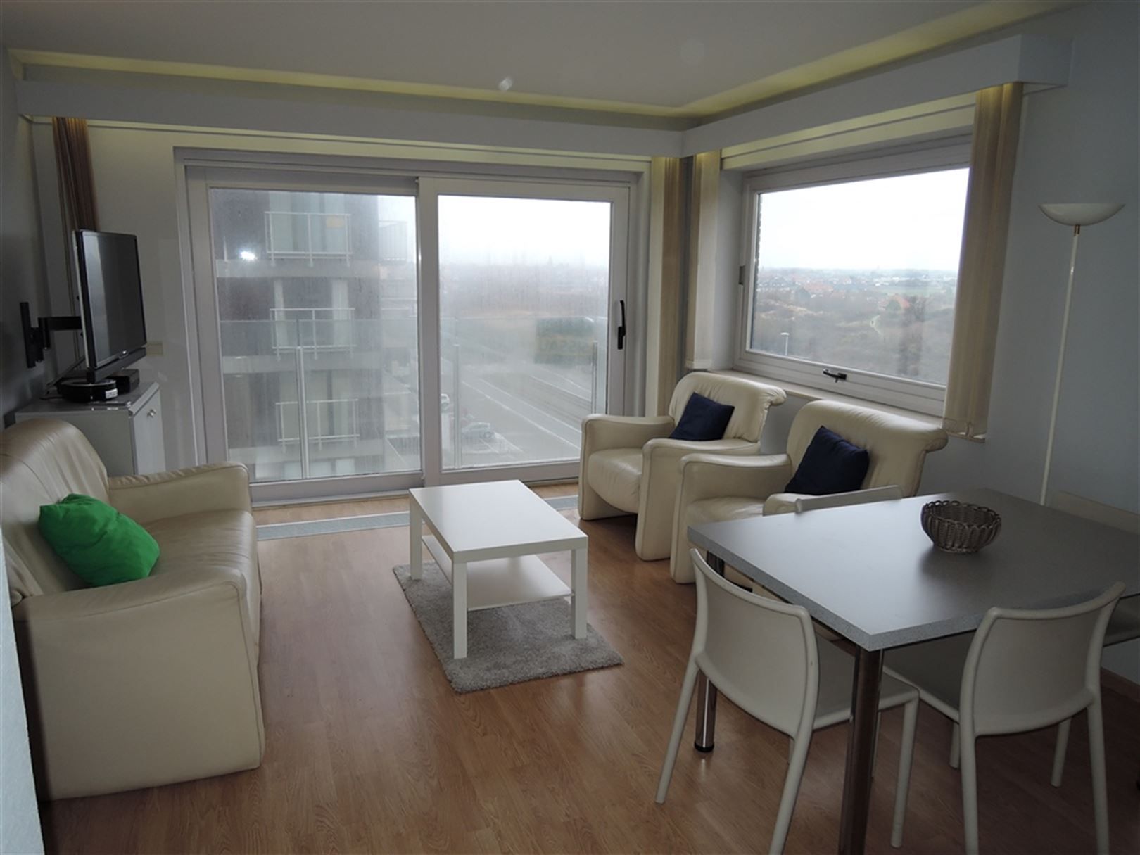 appartement met schuin zeezicht foto {{pictureIndex}}