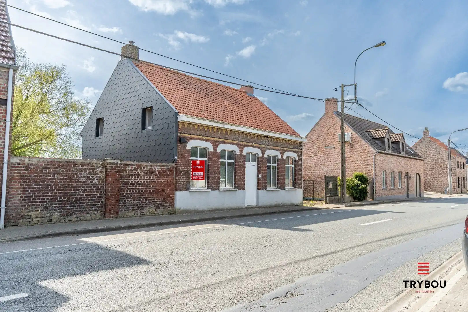 Hoofdfoto van de publicatie: Te renoveren alleenstaande woning op een ruim perceel van 896m² in Houthulst