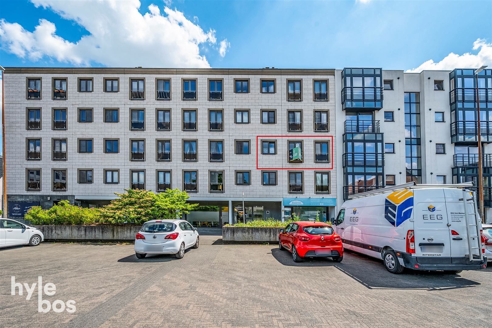 Instapklaar 2 slaapkamer appartement gelegen op de Markt van Moerbeke foto {{pictureIndex}}