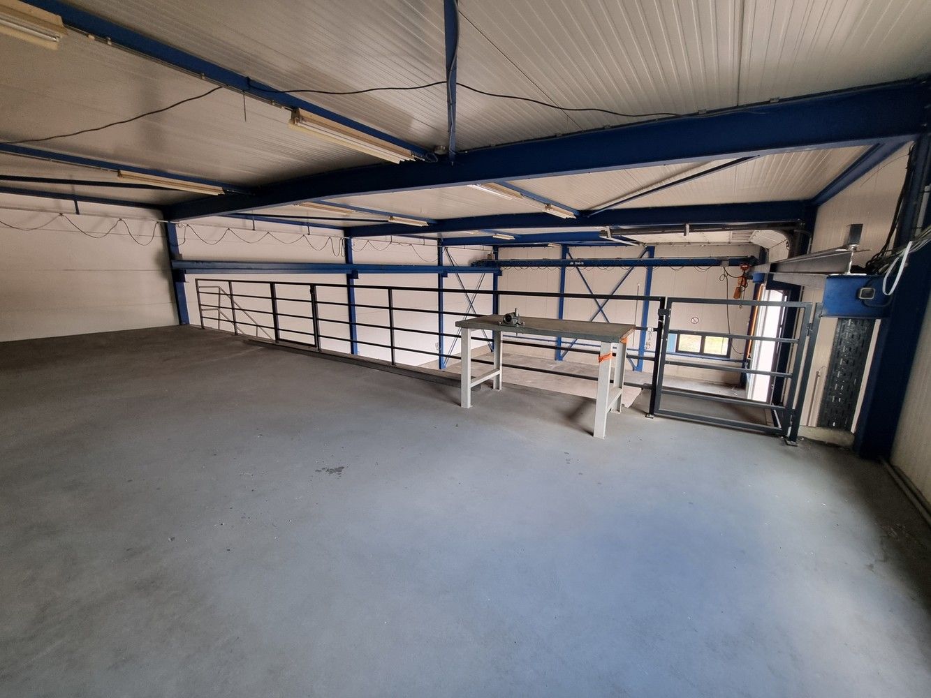 Uitstekend gelegen industrieel gebouw/magazijn met kantoorruimte (400m²) foto 13