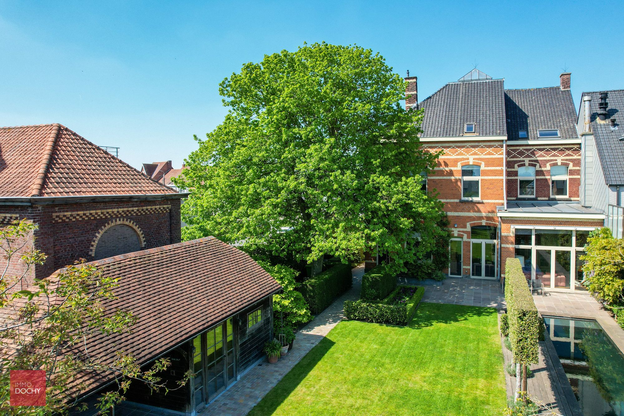 Ruim karaktervol herenhuis met zwembad foto 4