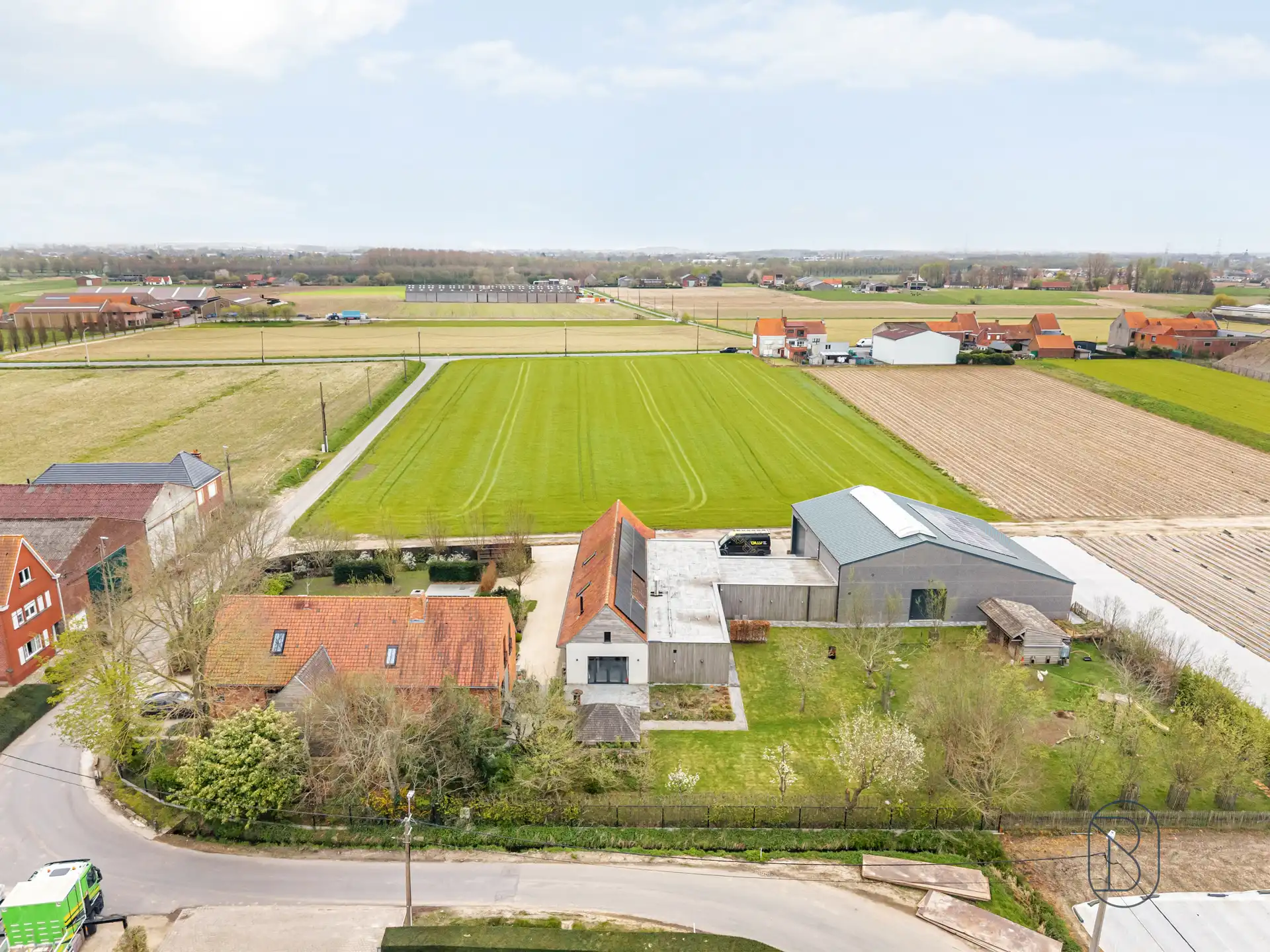 Unieke kans: prachtige woonst met zwembad + bedrijfsgebouw foto 34
