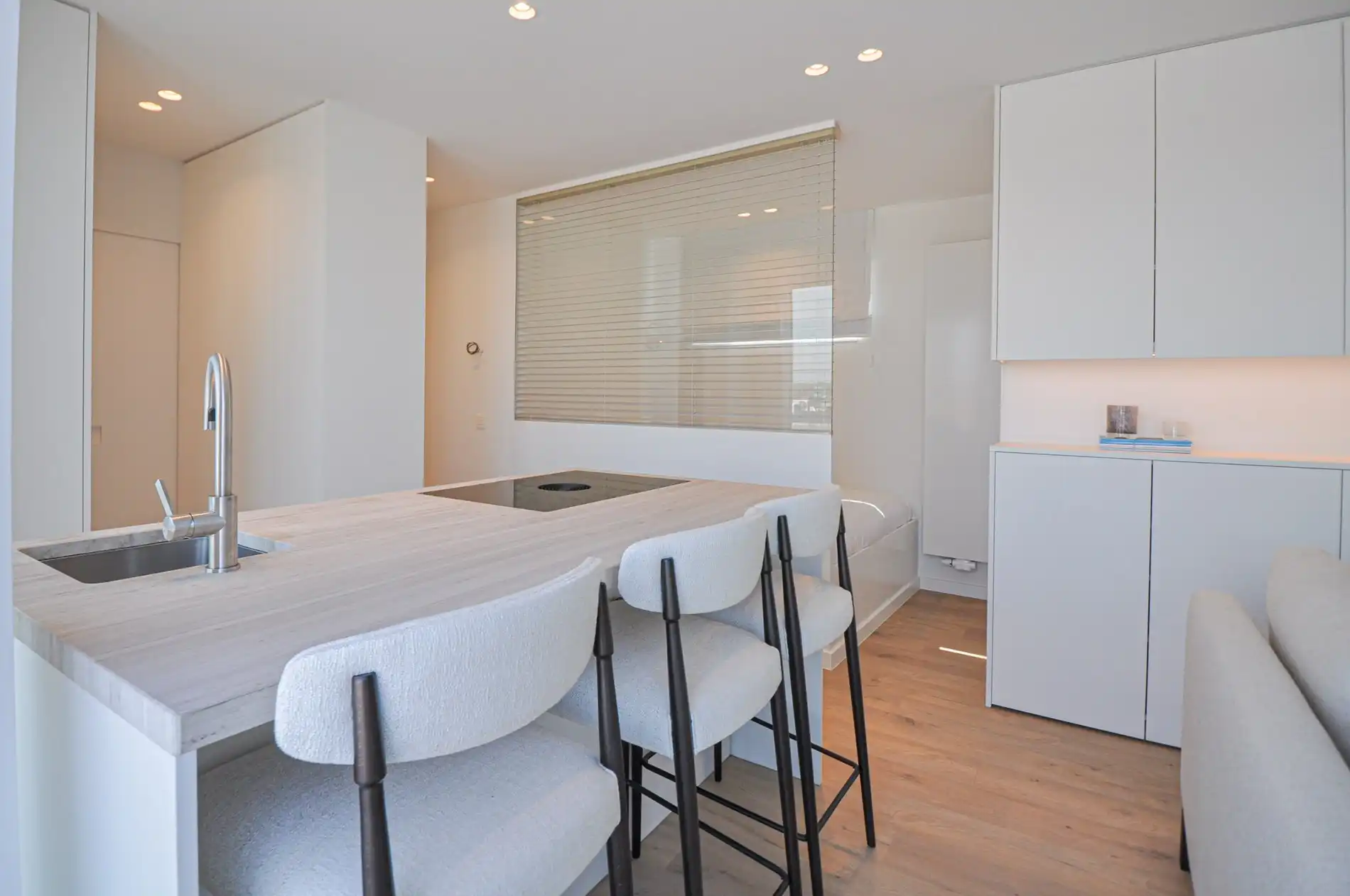 Volledig gerenoveerd dakappartement met een terras van ongeveer 45 m². foto 4