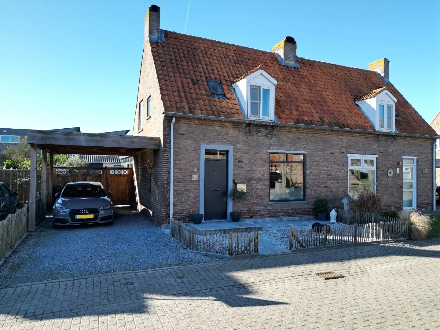 Instapklare twee-onder-een-kapwoning met uitbouw, luxe overkapping en zonnige tuin op het westen  foto 3