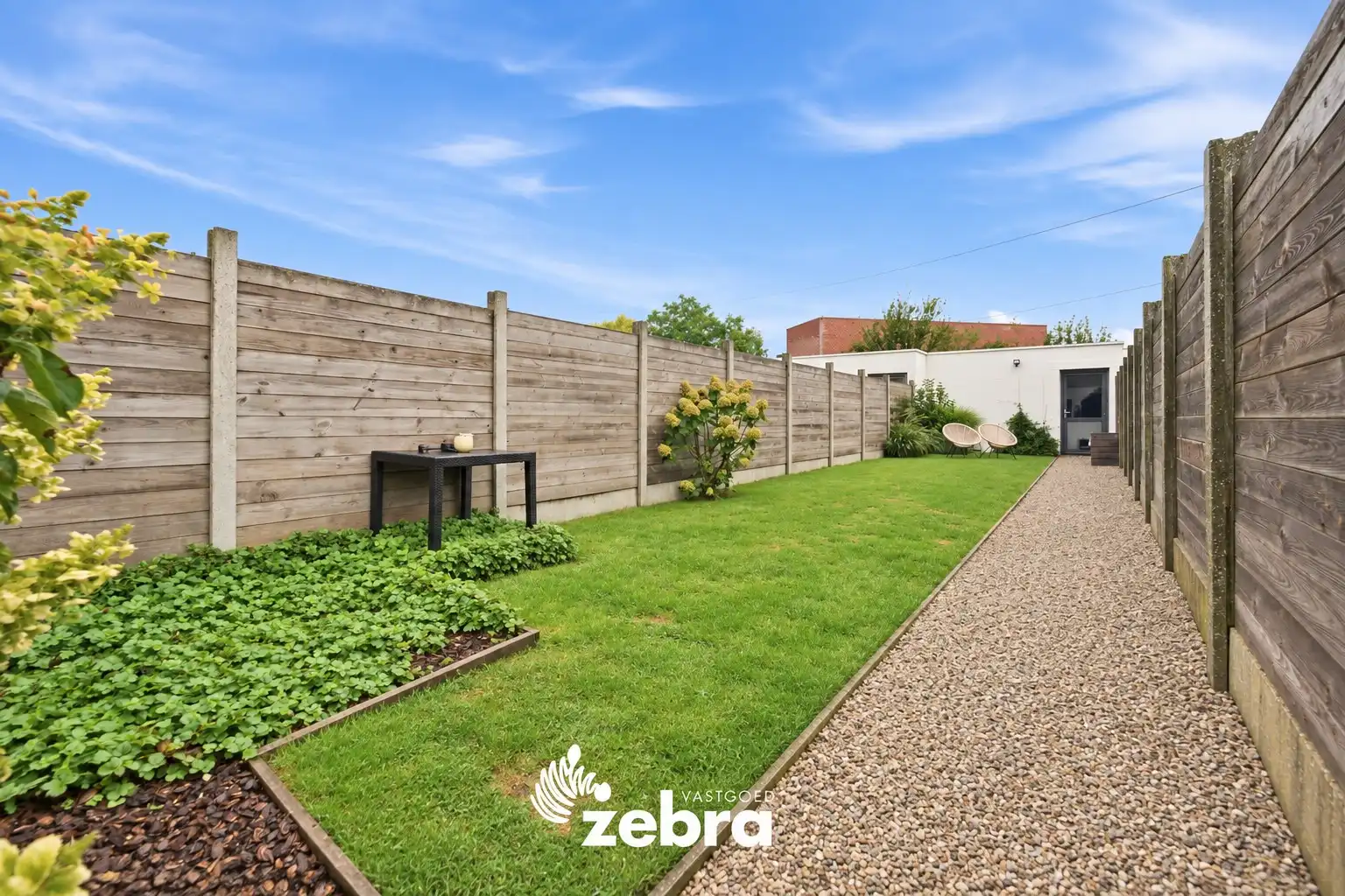 Instapklare woning met achterliggende garage en uitweg! foto 17