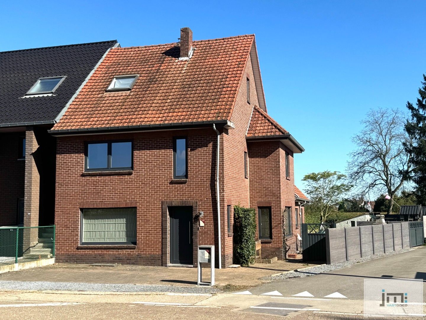 Hoofdfoto van de publicatie: Ruime, goed onderhouden, woning met mooie tuin