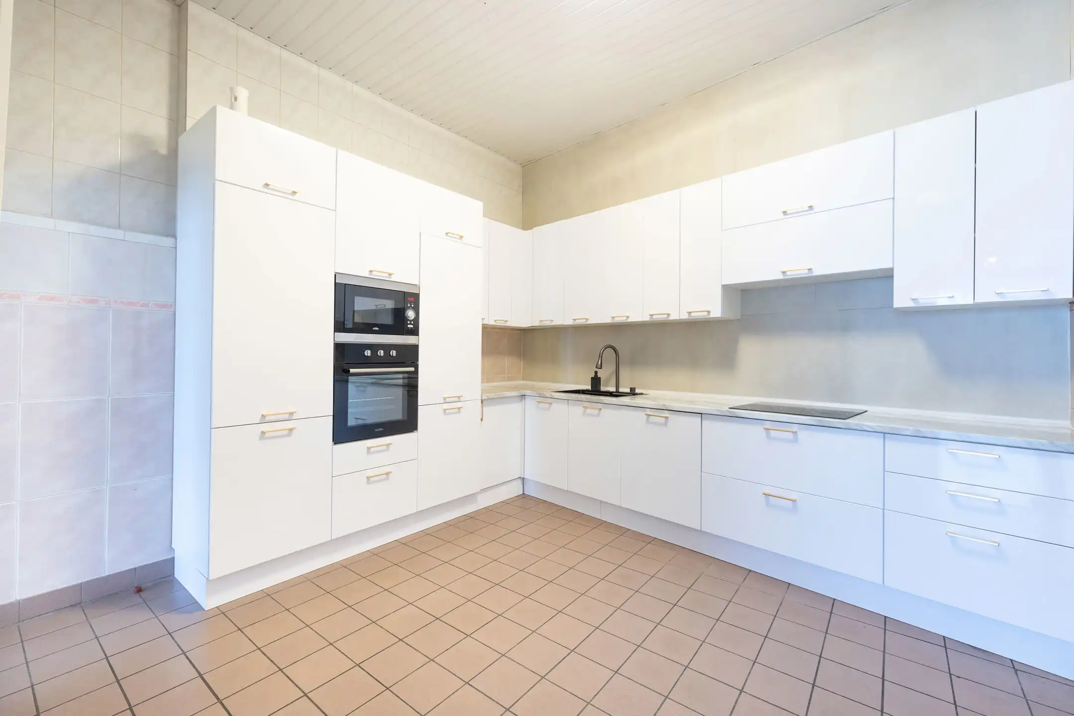 Een ruime woning met potentieel op toplocatie foto 15