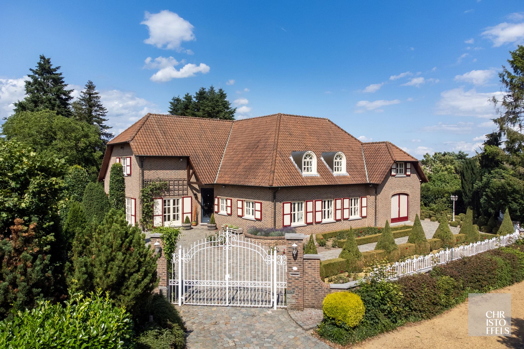 Riante en verzorgde villa van 694m2 op 1ha 00a 18ca! foto 4