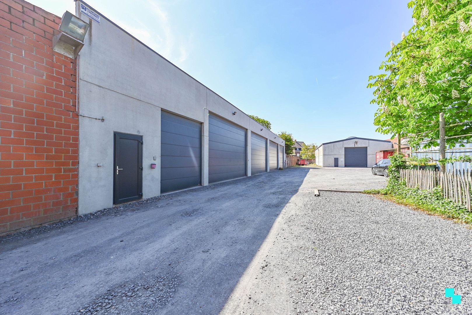Ruime loods van ca. 172 m² met sectionaalpoort foto {{pictureIndex}}
