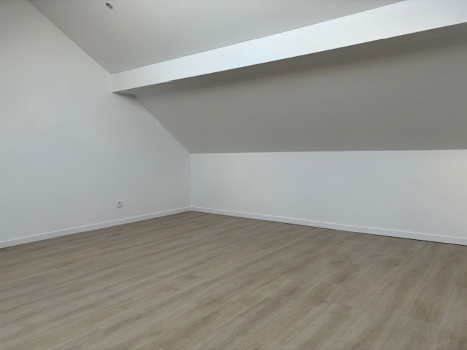 Volledig rerenoveerde woning 5 slpks 2 badks centrum Landen foto 33