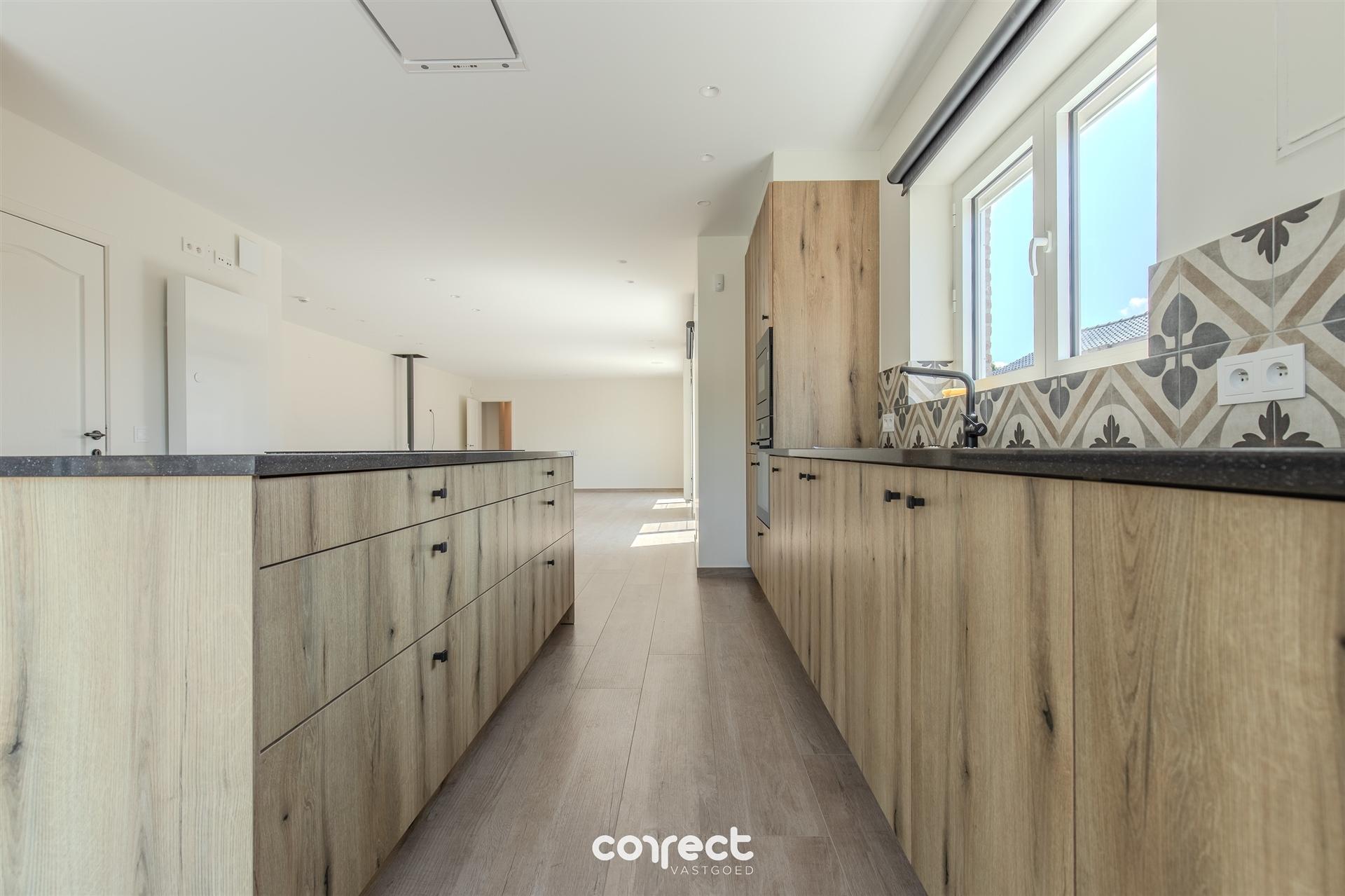 Modern halfopen woning te koop in hartje Oostduinkerke met 3 slaapkamers en diepe tuin foto 10