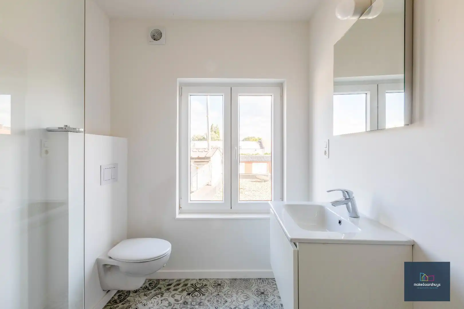 Instapklare gerenoveerde woning in rij met terras, tuin en garagebox foto 14