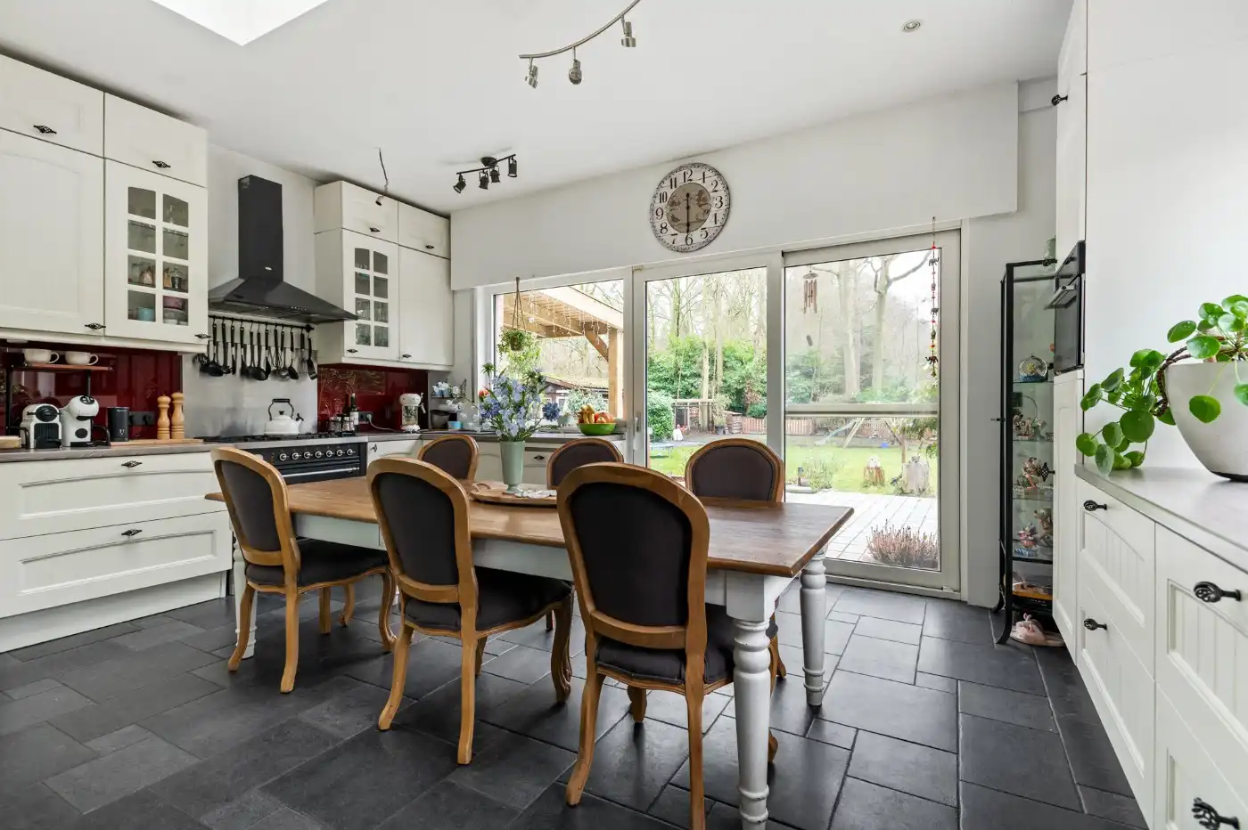 Ruime, instapklare, vrijstaande woning met 5 slpk., grote tuin en praktijkruimte foto 11