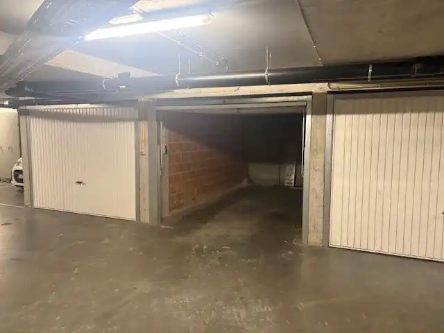 Gesloten garagebox met verlichting, vlak aan zee en duinen in Bredene foto 4
