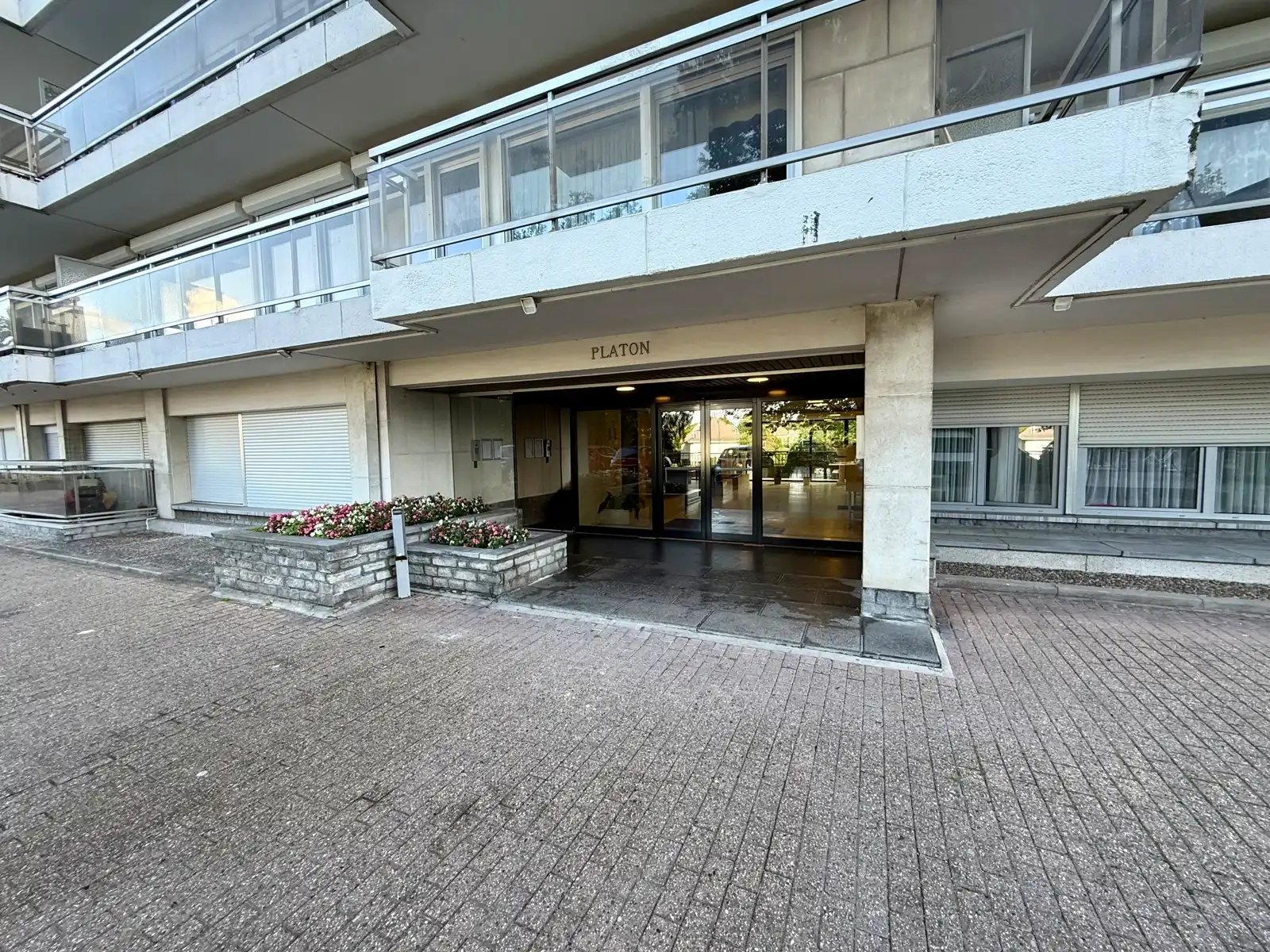 Ruim 2-slaapkamerappartement met 2 terrassen & garage foto 22