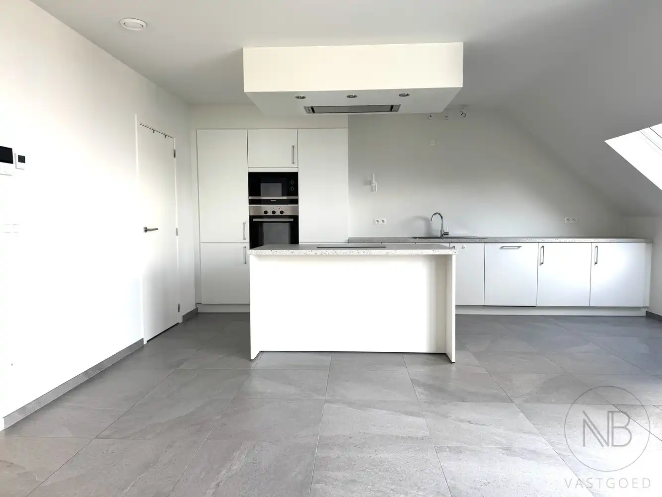 Modern appartement met 1 slaapkamer en een ruim terras foto 4