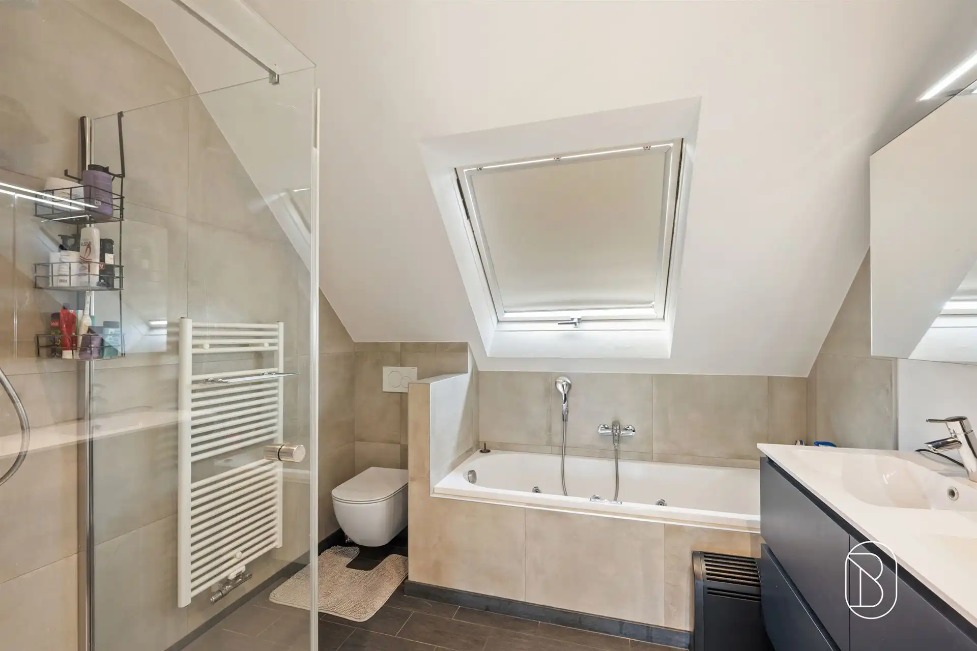 Villa met verwarmd zwembad en 2 garages!  foto 16