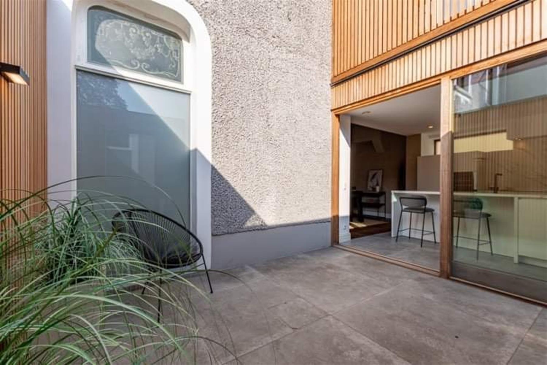 Karaktervol gelijkvloers  appartement met patio en terras foto 3