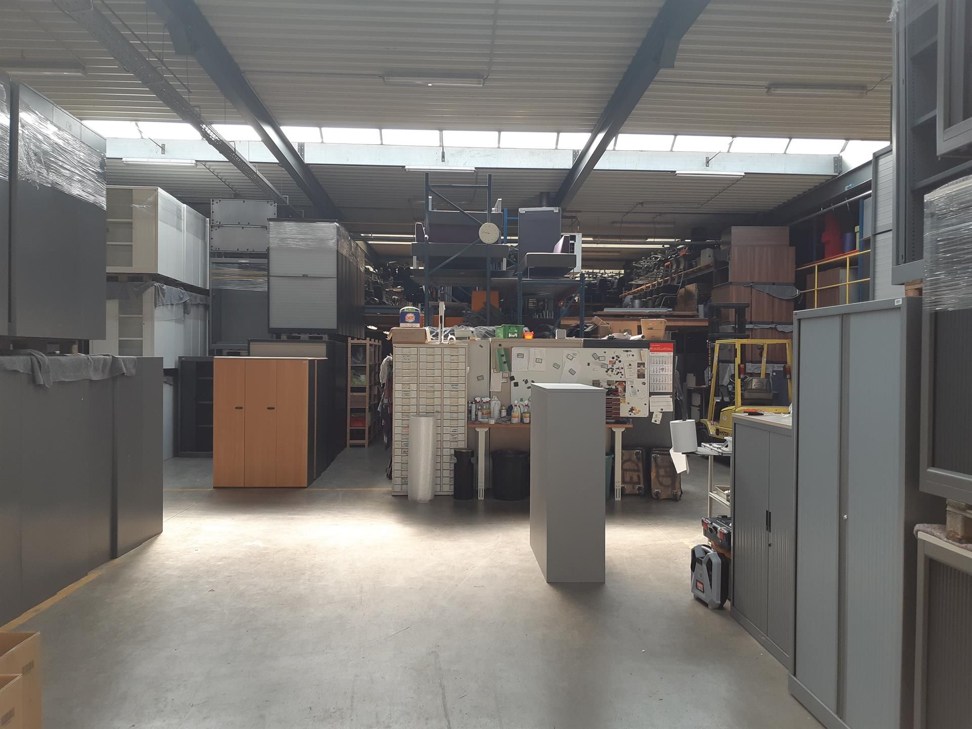 TE HUUR - Bedrijfshal met mooie showroom en kantoorruimte foto 6