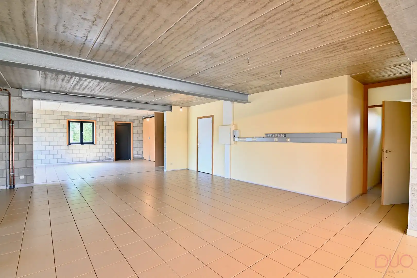 Instapklaar handelspand met bovenliggende woonst omgeven door groen op toplocatie tussen Sint-Truiden en Hasselt foto 4