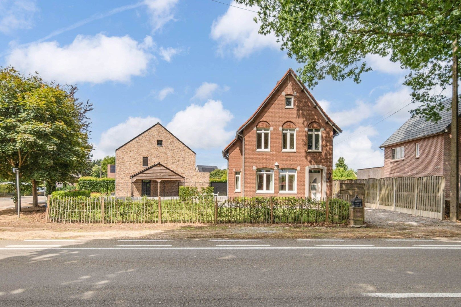 Stijlvol gerenoveerde gezinswoning op een perceel van 5a65ca te Geistingen, een gehucht van Kinrooi!  foto 2