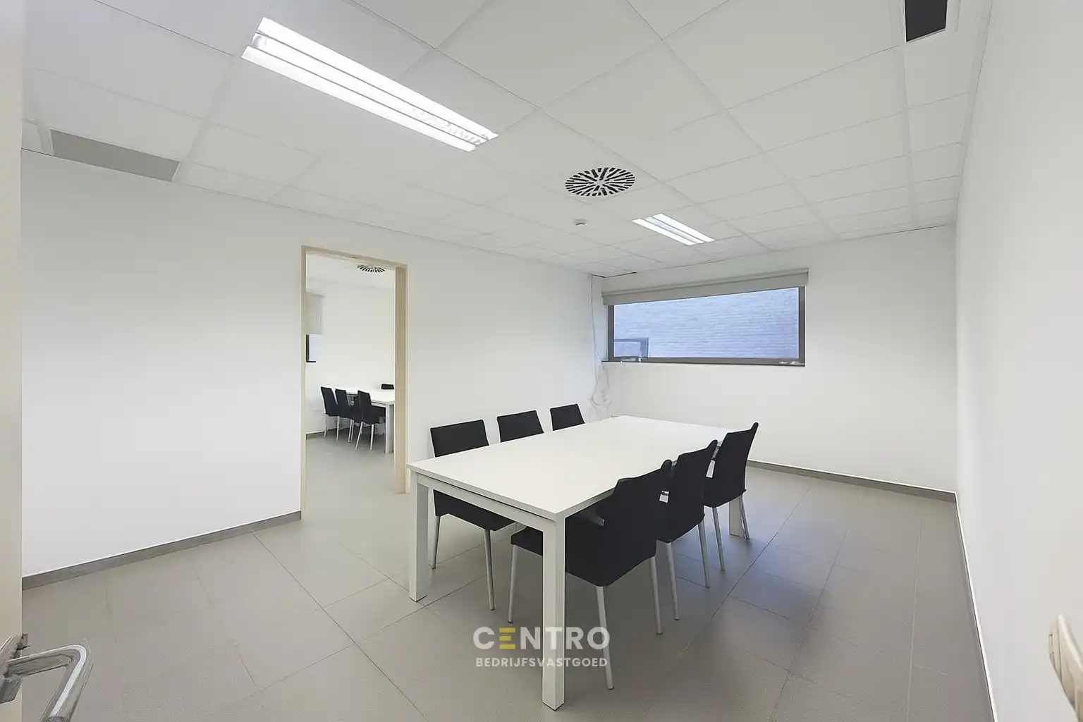 Instapklare KANTOORRUIMTE op eerste verdieping (± 21m²) TE HUUR op de markt van Knesselare! Ruime parkeergelegenheid langs de openbare weg. foto {{pictureIndex}}