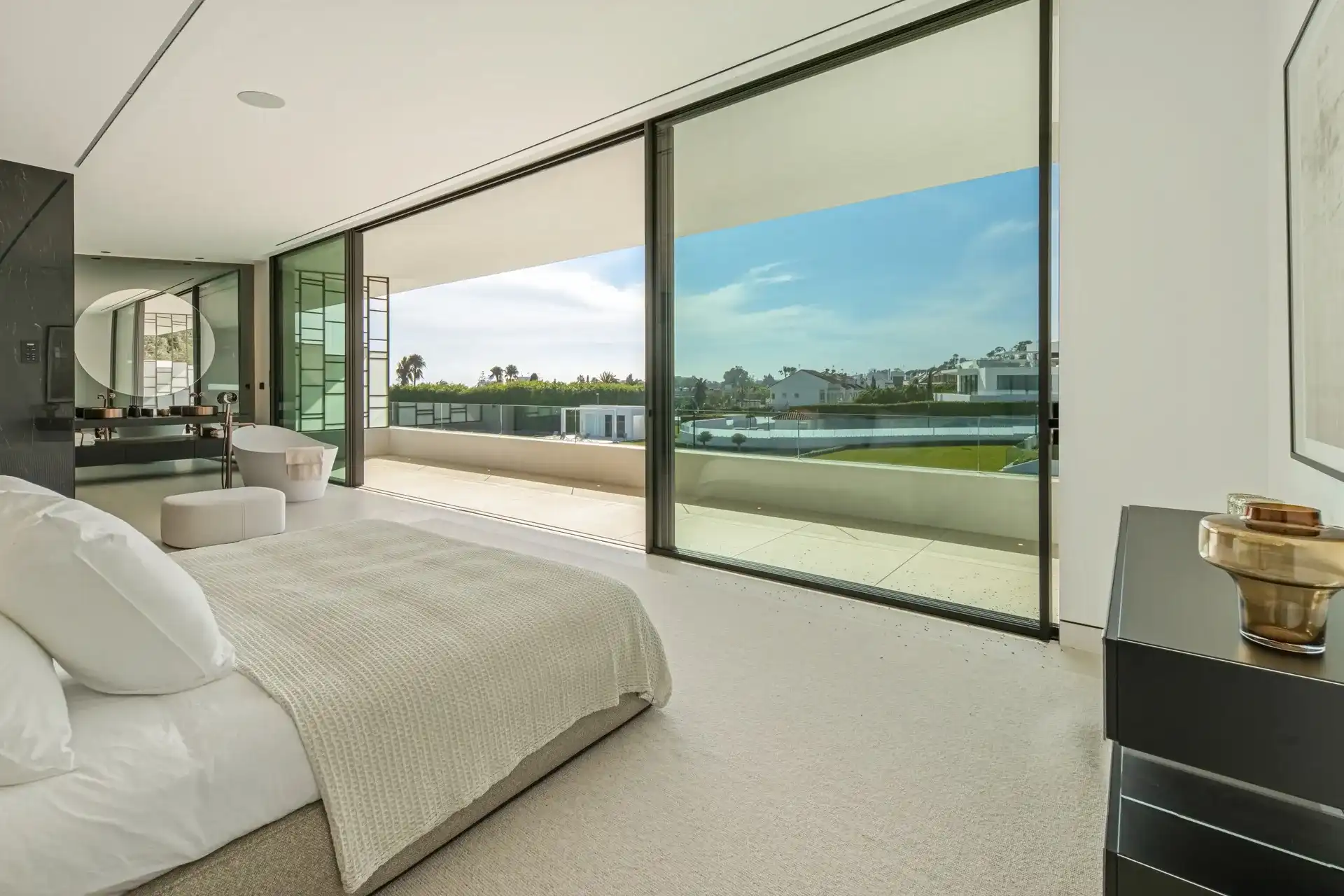Exclusieve villa met resortgevoel in het meest prestigieuze deel van Marbella foto 28